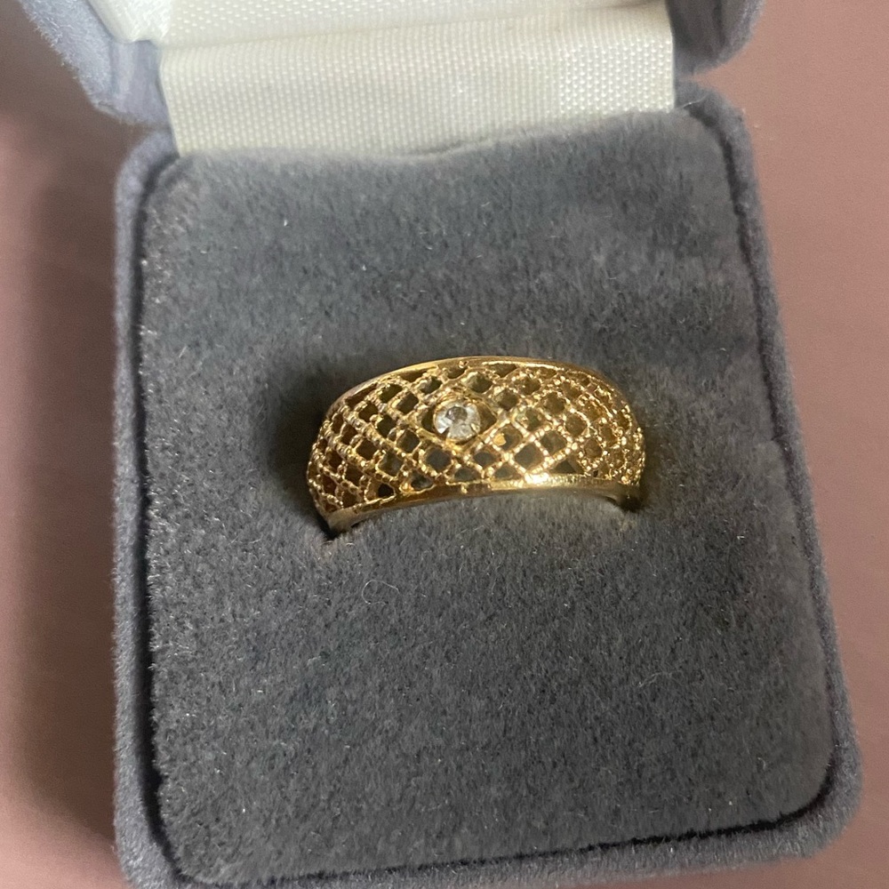 Vintage - Avon Basket Ring with diamond like  Accent